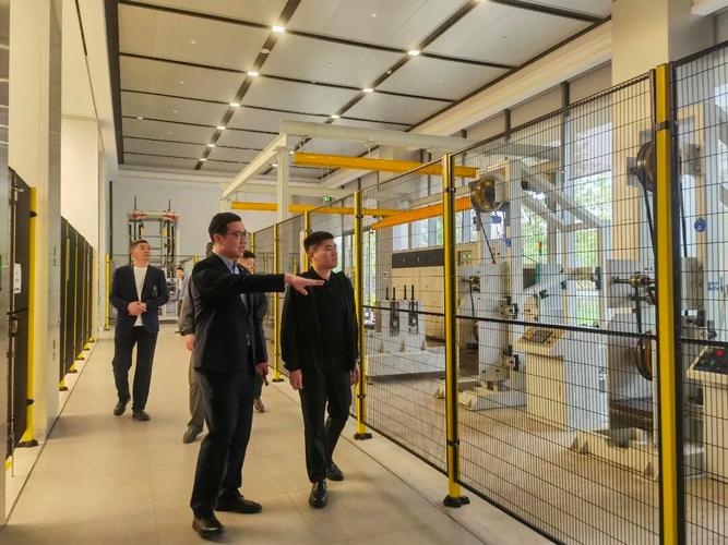 团又参观了工厂车间,展示厅等并听取了相关介绍,对西奥电梯的产品布局